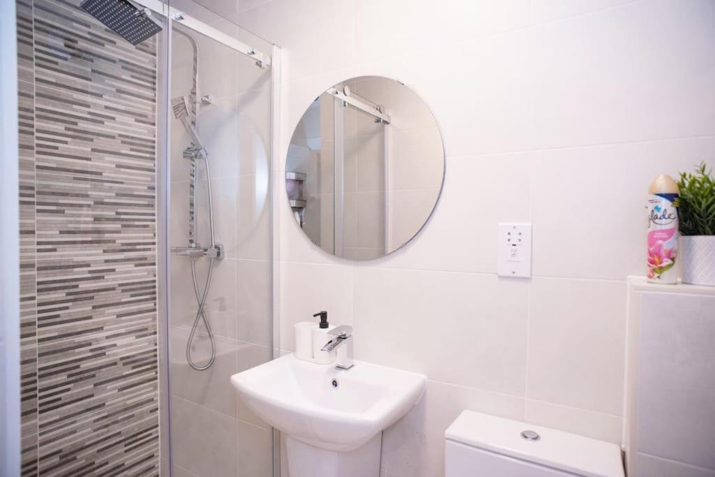 Walnut Flats: Luxurious 2-Bedroom Near Oxford Kidlington Exterior photo